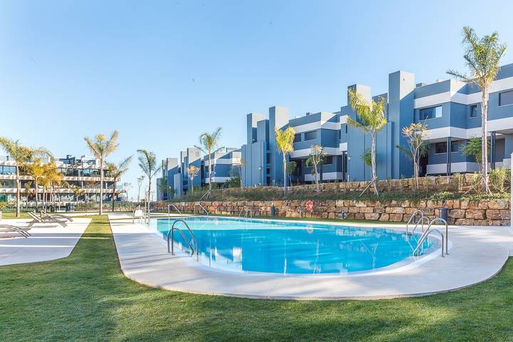 Ganze Wohnung, Luxuriöse Ferienwohnung mit 3 Schlafzimmern mit Bergblick, Pool, WLAN & Terrasse in La Resina, Estepona