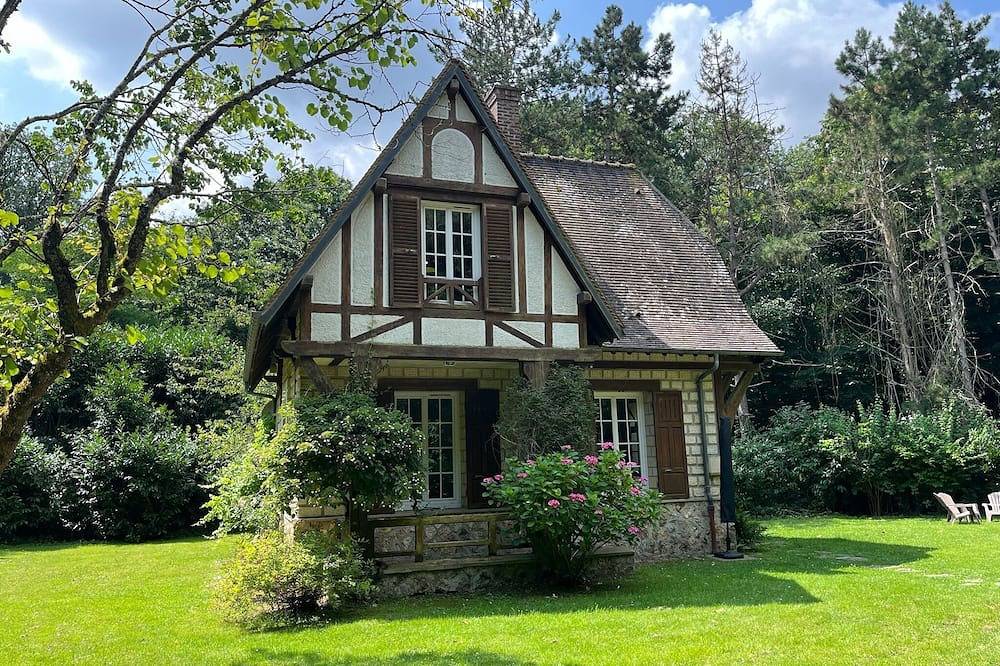3 of cottage oak: Nestled in a clearing in the middle of Vexin regional park in Chambly, Oise