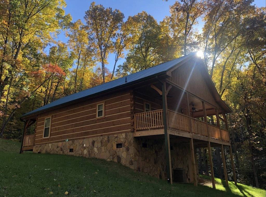 Homey Cozy Dog Friendly Cabin Surrounded By Beautiful Mountain Trees w/Hot Tub+ in Cosby (TN), Cocke County