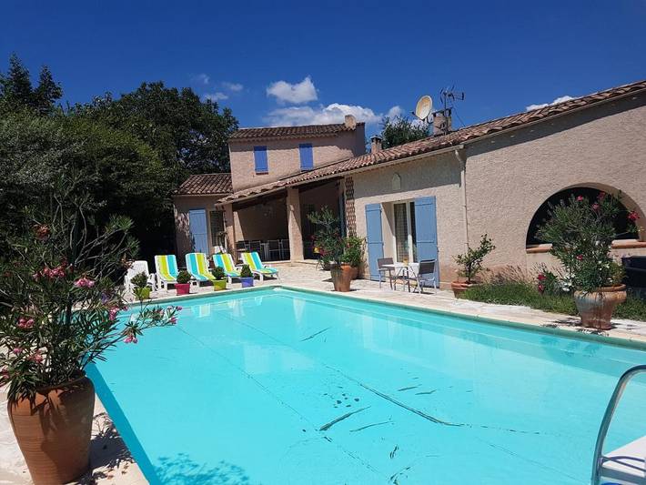 Location de vacances pour 2 personnes, avec terrasse et vue ainsi que jardin et piscine à Pierrevert - 2