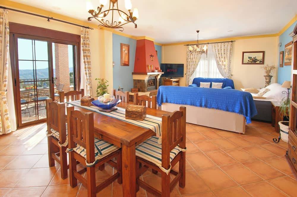 Fabulous villa, airco, pool, Wifi. Walking distance to village. Amazing views. in Comares, Provincia de Málaga