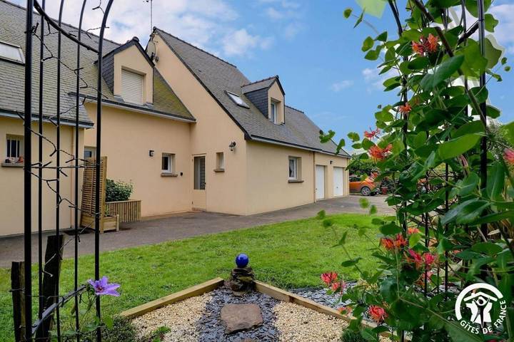 Location de vacances pour 4 personnes, avec vue ainsi que terrasse et jardin à Saint-Senoux - 3