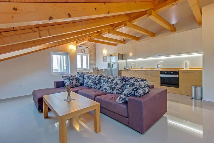 Ganze Wohnung, Ferienwohnung Rose mit großem beheiztem Pool 50m2 und Meerblick in Nerezine auf der Insel Lošinj in Nerezine, Lošinj (Kvarner Bucht)