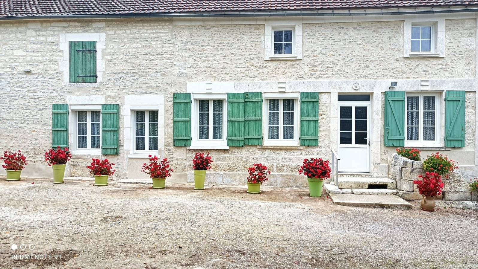 Gîte Le Carrouge avec terrasse privée, jardin, Wi-Fi et bain à remous in Sougères-en-Puisaye, Région d'Auxerre