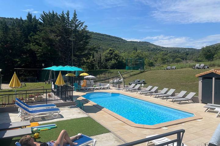 Location de vacances pour 6 personnes, avec jardin et piscine, animaux acceptés à Darbres