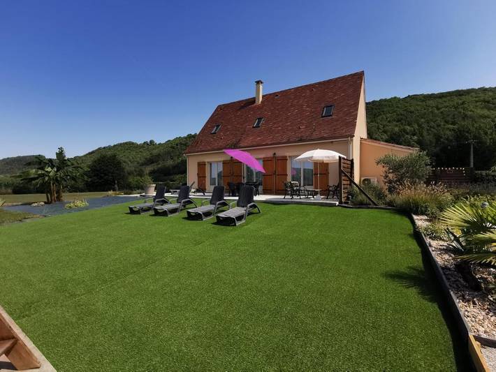 Location de vacances pour 5 personnes, avec jardin ainsi que vue et piscine à Castels