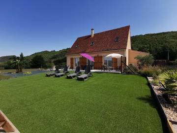 Location de vacances pour 5 personnes, avec piscine ainsi que jardin et vue à Castels