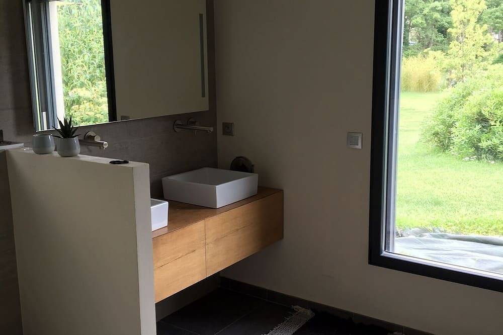 Contemporary villa with swimming pool set in 4000m2 of landscaped grounds in Saint-Cannat, Aix-en-Provence region