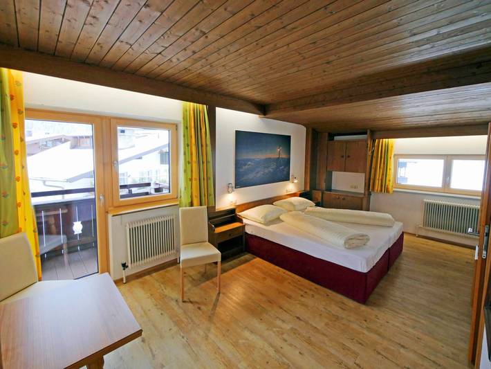 Ganze Wohnung, "Appartement Mayrhofen 8 Pers" nahe mehrerer Skigebiete mit Bergblick, Wlan und Balkon; Parkplätze in Mayrhofen, Zillertaler Alpen