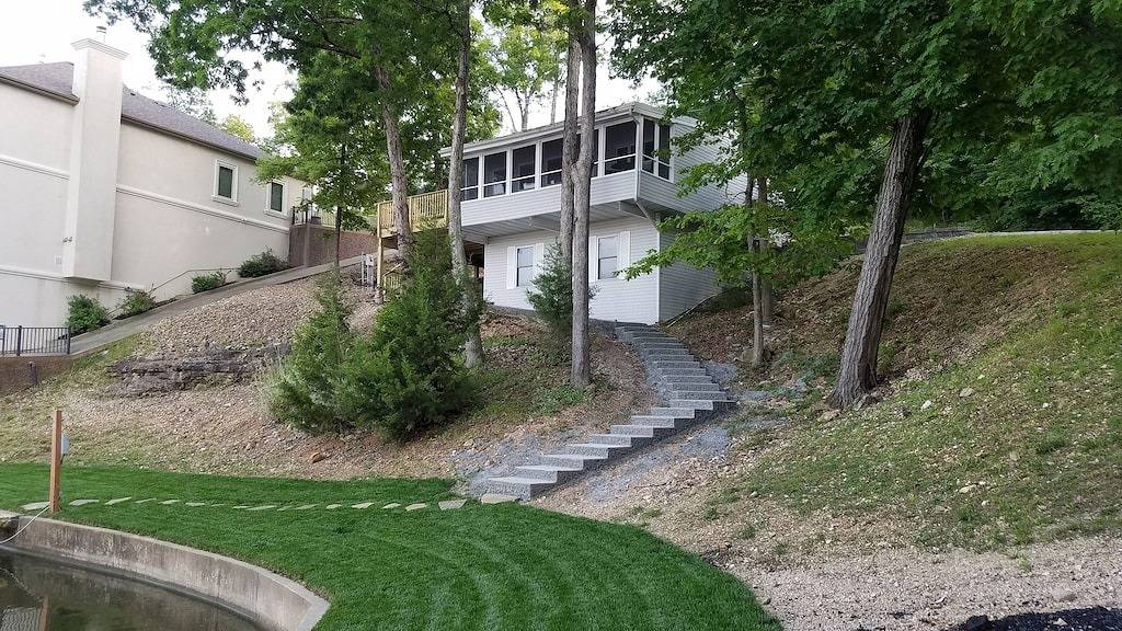 Remodeled Private Waterfront Cottage, Pet Friendly, with dock in Osage Beach! in Osage Beach, Lake of the Ozarks
