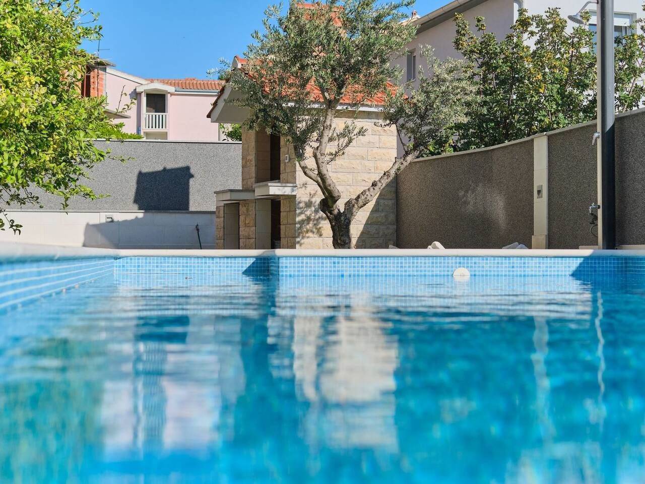 Appartement entier, M Charmante Wohnung mit Gemeinschaftspool in Grljevac (Podstrana), Podstrana