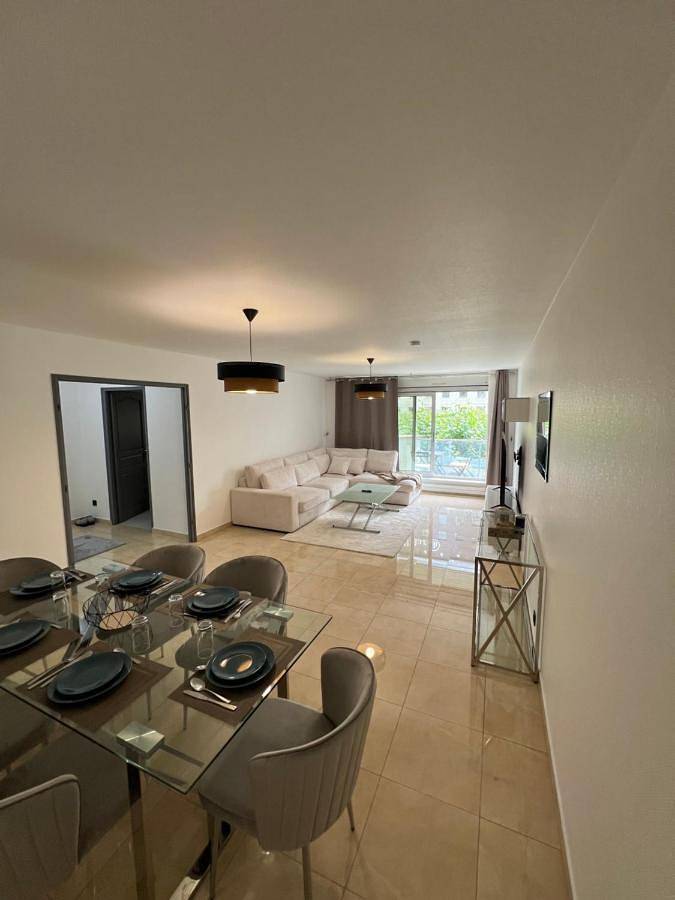 Location de vacances pour 7 personnes, avec jacuzzi et balcon à Courbevoie