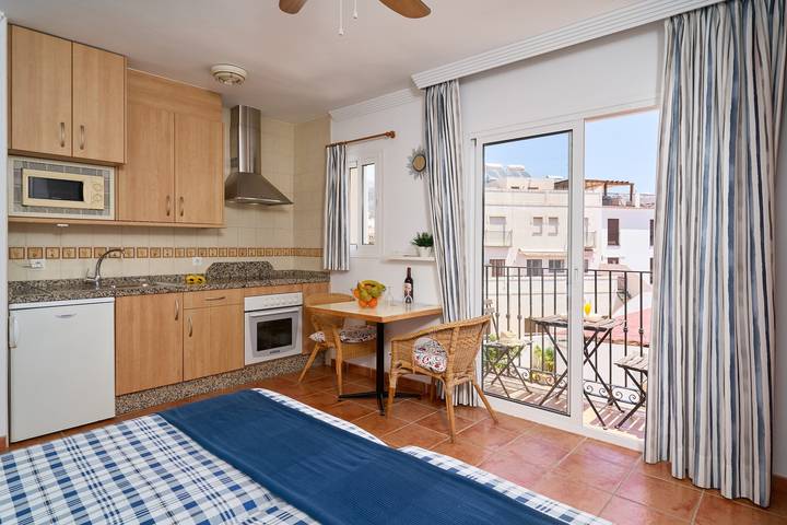 Estudio entero, Estudio '2C con Balcón, Vista a la Montaña, Wi-Fi y Aire Acondicionado' in Nerja Centre, Nerja
