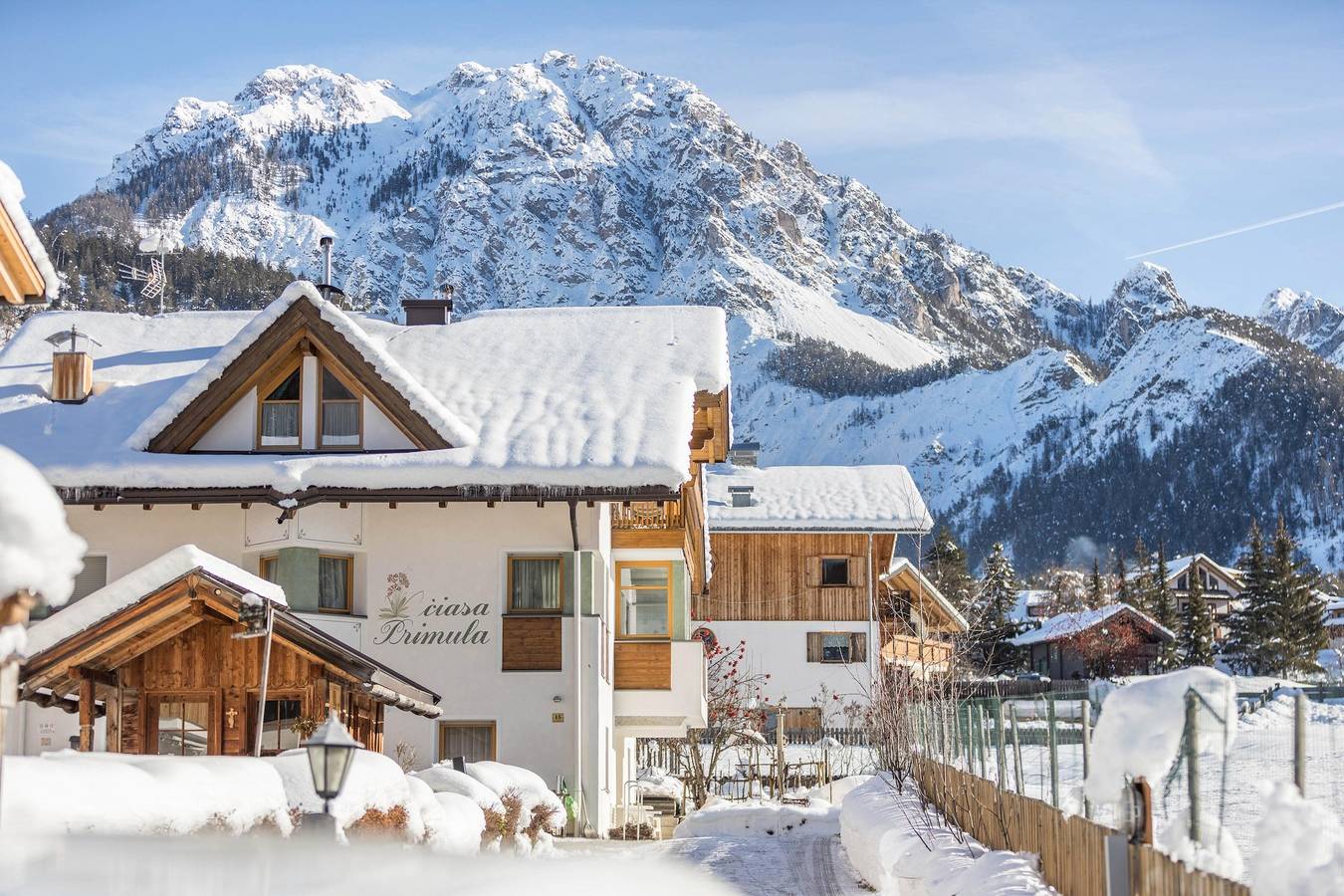 Entire apartment, Cozy “Appartamento 1” close to Cable Cars and Ski Lifts with Wi-Fi in San Vigilio di Marebbe, Mareo