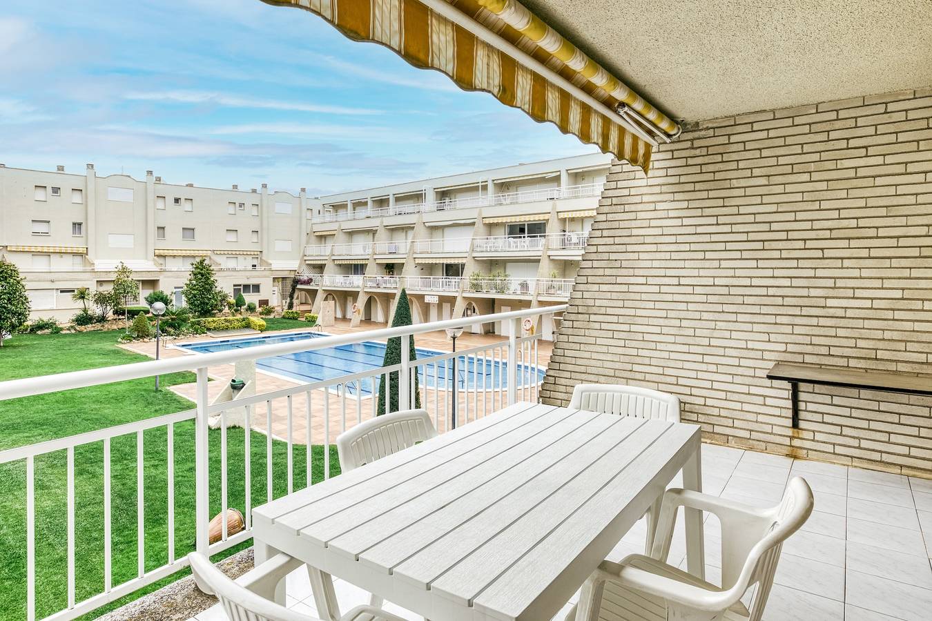 Apartamento entero, Apartamento vacacional "Els Pins" con piscina compartida, balcón y Wi-Fi in La Escala, Alt Empordà