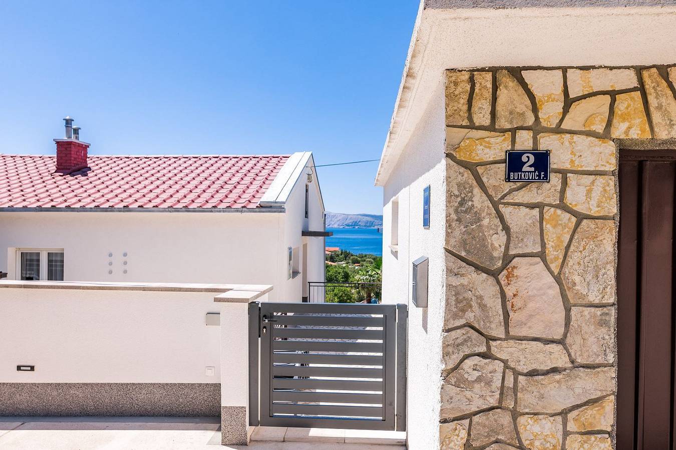 Ganze Wohnung, Lichtdurchflutetes Apartment nur 500 Meter zum Strand mit traumhafter Terrasse in Povile, Primorje-Gorski Kotar