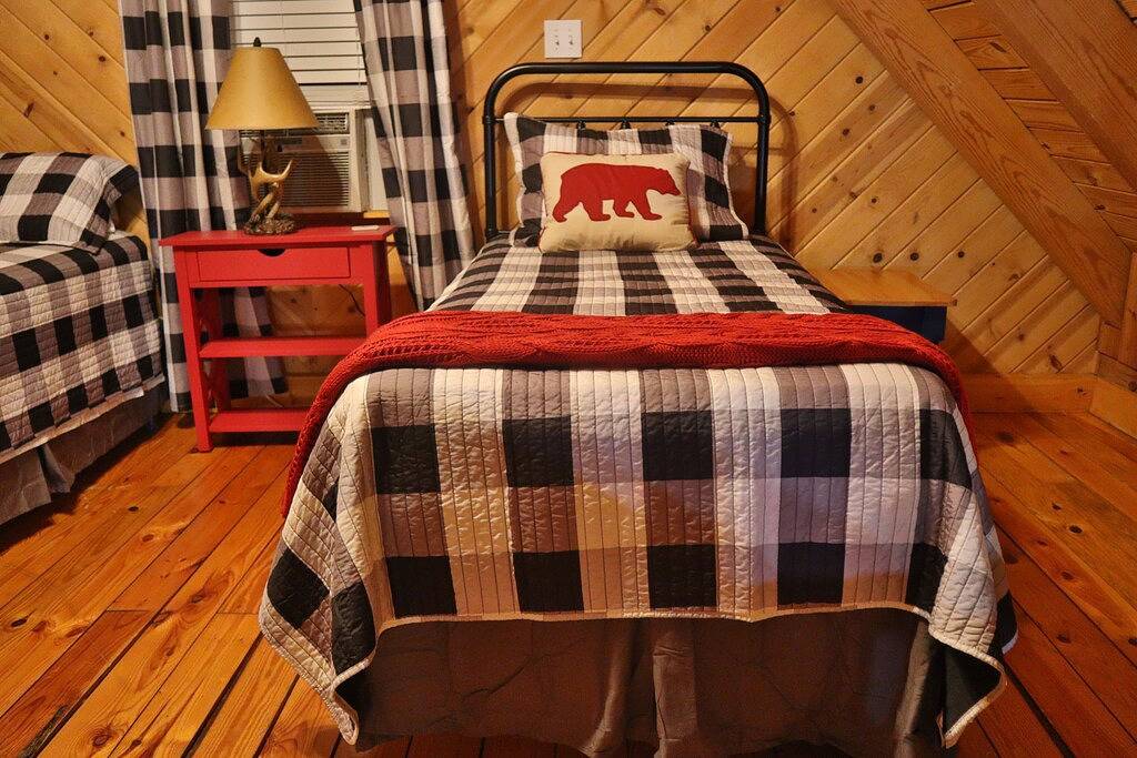 Cabin-king master, 2 bath, private loft w/ queen & twin, Hot Tub, flat driveway in Sevierville, Sevier County