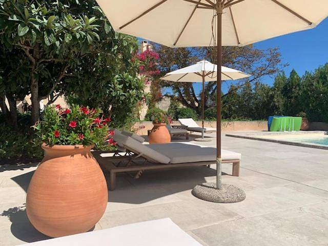 Location de vacances pour 2 personnes, avec jardin ainsi que vue et piscine à Orgone - 2