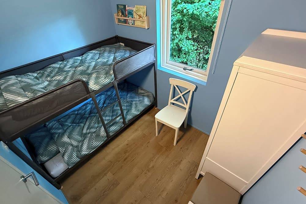 Beautiful cottage in the heart of Friesland surrounded by Frisian Lakes and greenery in Nationalpark De Alde Feanen