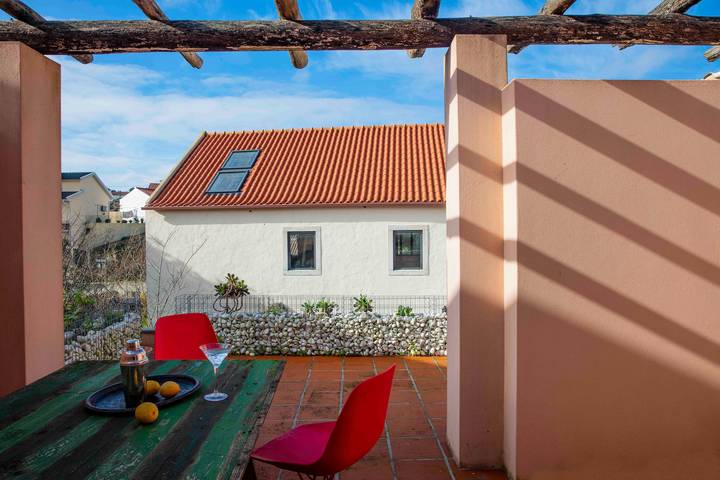 Holiday Home 'Suites 1845' with Private Terrace, Private Garden and Wi-Fi in São Bartolomeu dos Galegos e Moledo, Lisbon District