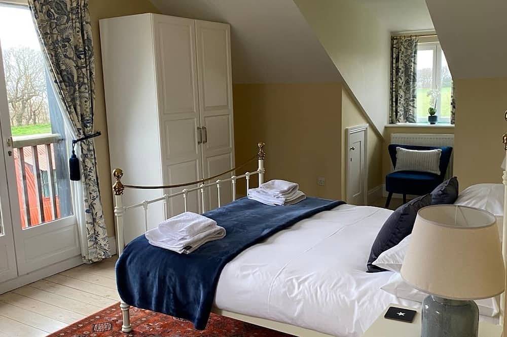 Stiffkey, hot tub/spa safe garden dog friendly, parking, next to marsh local pub in Stiffkey, Norfolk Coast