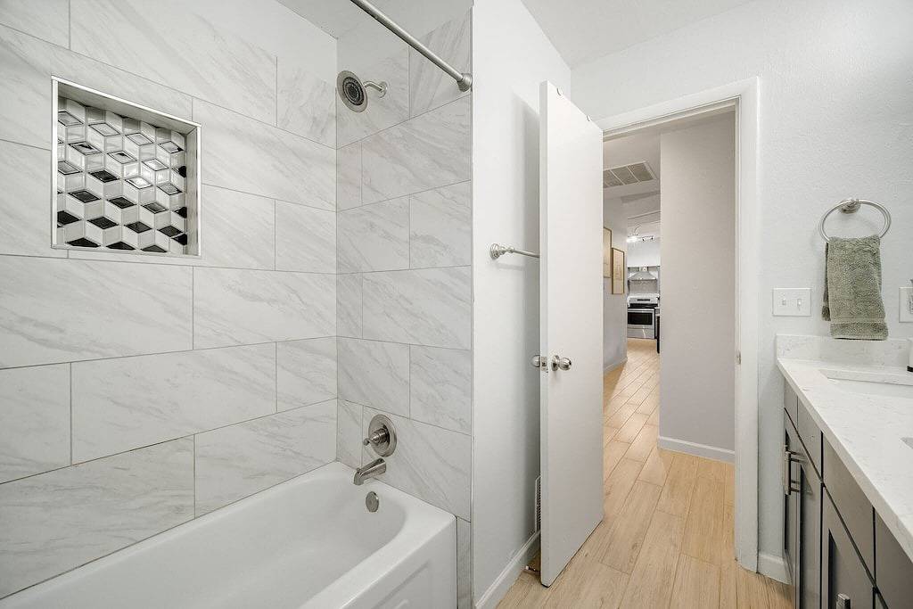 Vibrierendes umgestaltetes Haus mit großem Hinterhof in Irving, Dallas County