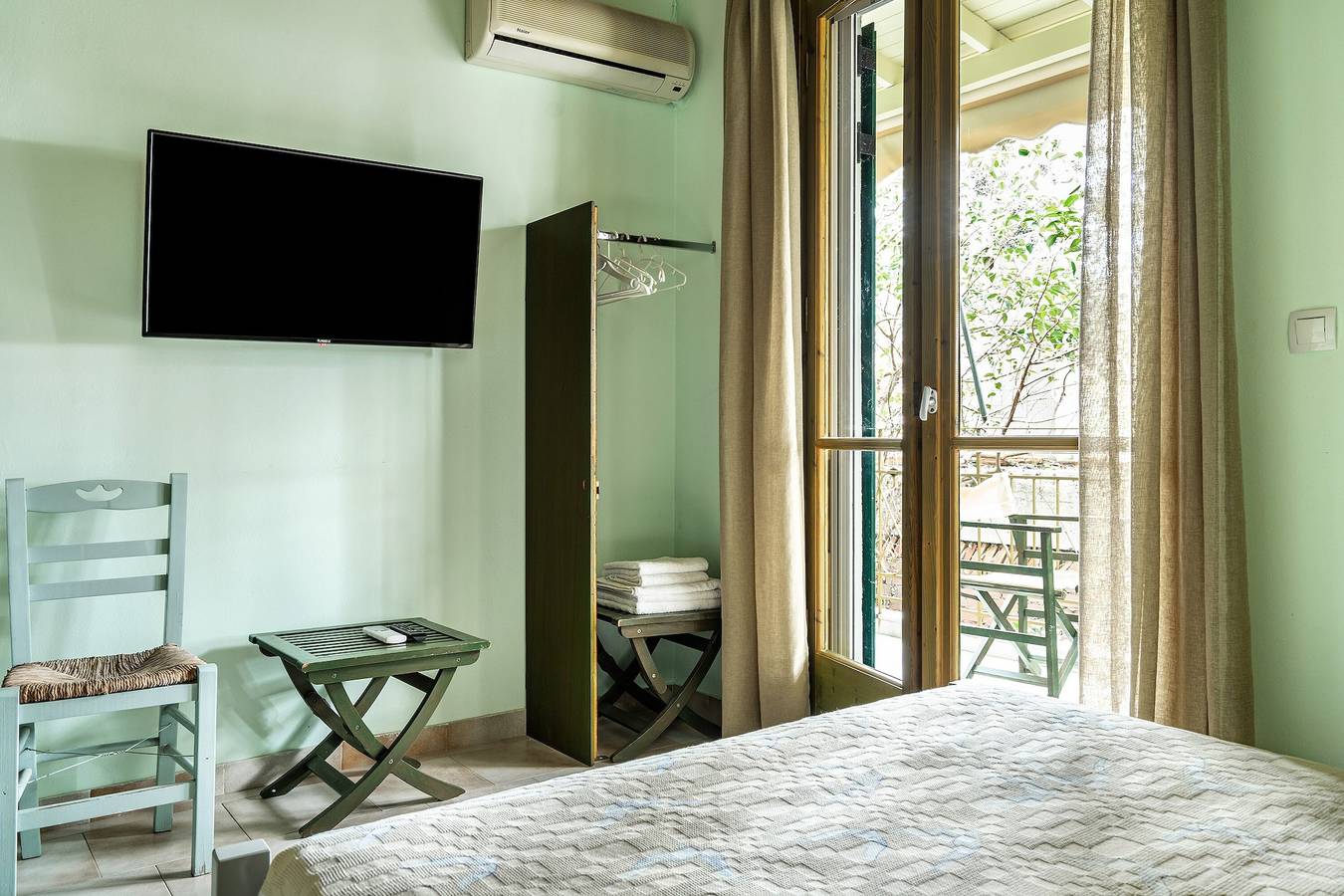 Entire studio, Studio Apartment 'Old Boat Double Studio 8' with Sea View, Wi-Fi and Air Conditioning in Nikiana, Alexandros