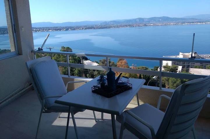 Ferienwohnung für 8 Personen, mit Balkon und Garten sowie Pool in Loutraki