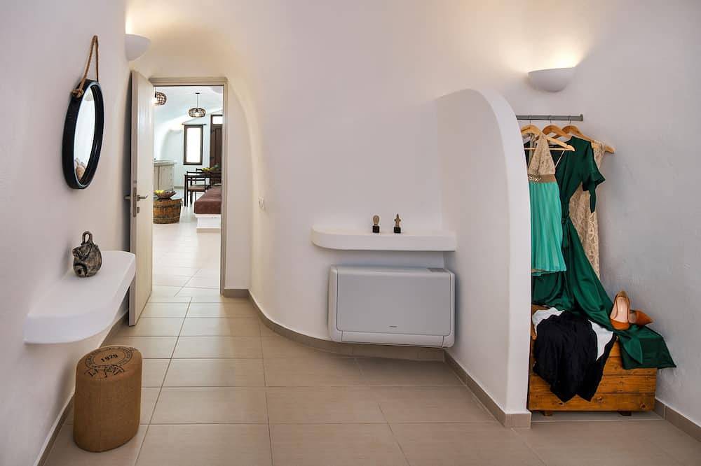 Appartamento intero, Two bedroom suite with Outdoor hot tub (Ambelos) @ Aegean Mist Suites in Megalochori, Santorini