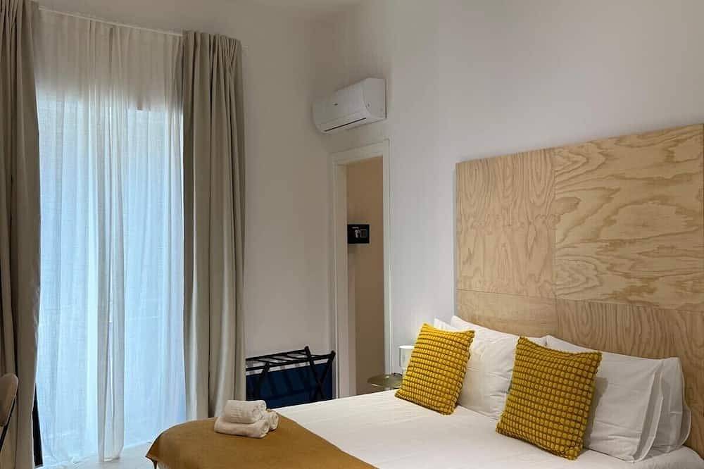 Elegant room with balcony in the heart of Naples in Nápoles, Provincia de Nápoles