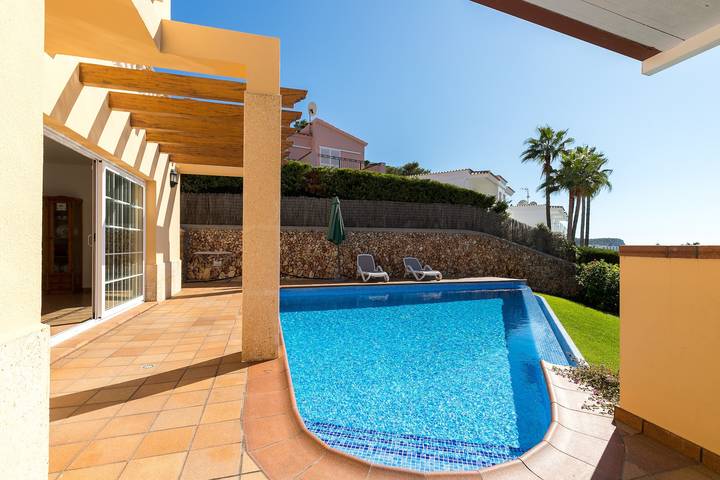 Villa Panorama familiar con vistas al mar, Wi-Fi, balcón, jardín, terrazas y piscina in Sant Jaume, Municipio de Alaior