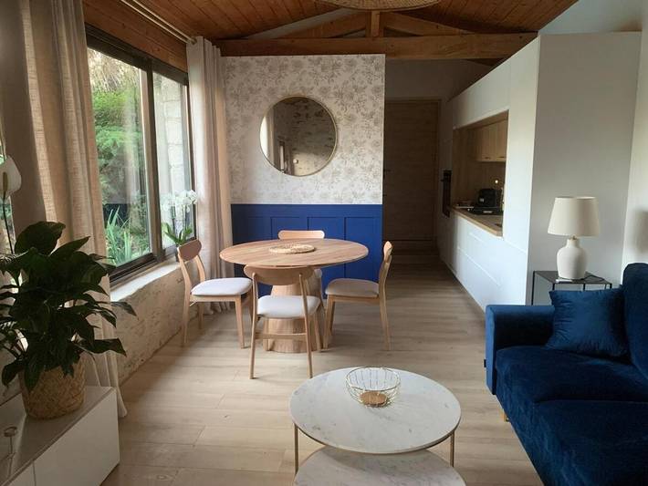 Gîte pour 2 personnes, avec terrasse ainsi que piscine et vue à Saint-Sulpice-le-Verdon