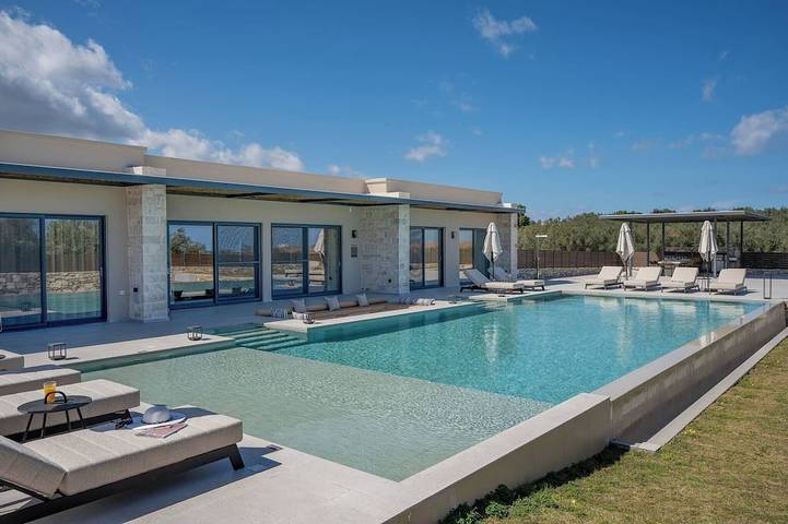 Ferienhaus für 12 Personen, mit Terrasse und Garten sowie Pool