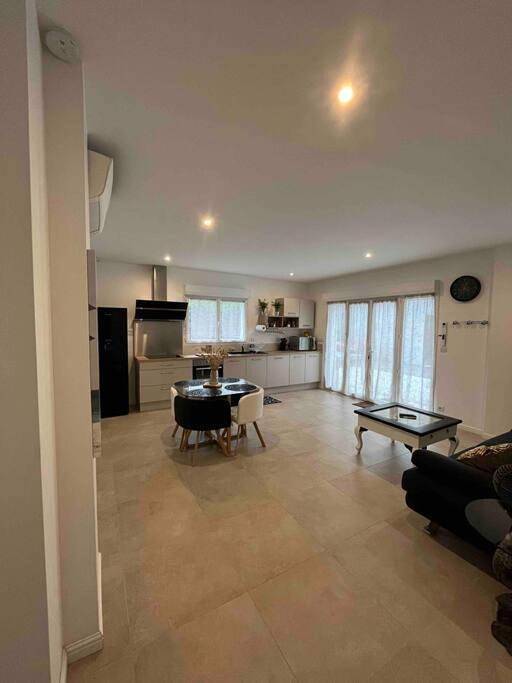 Appartement entier, Two-Bedroom Apartment in Cestas, Région de Bordeaux