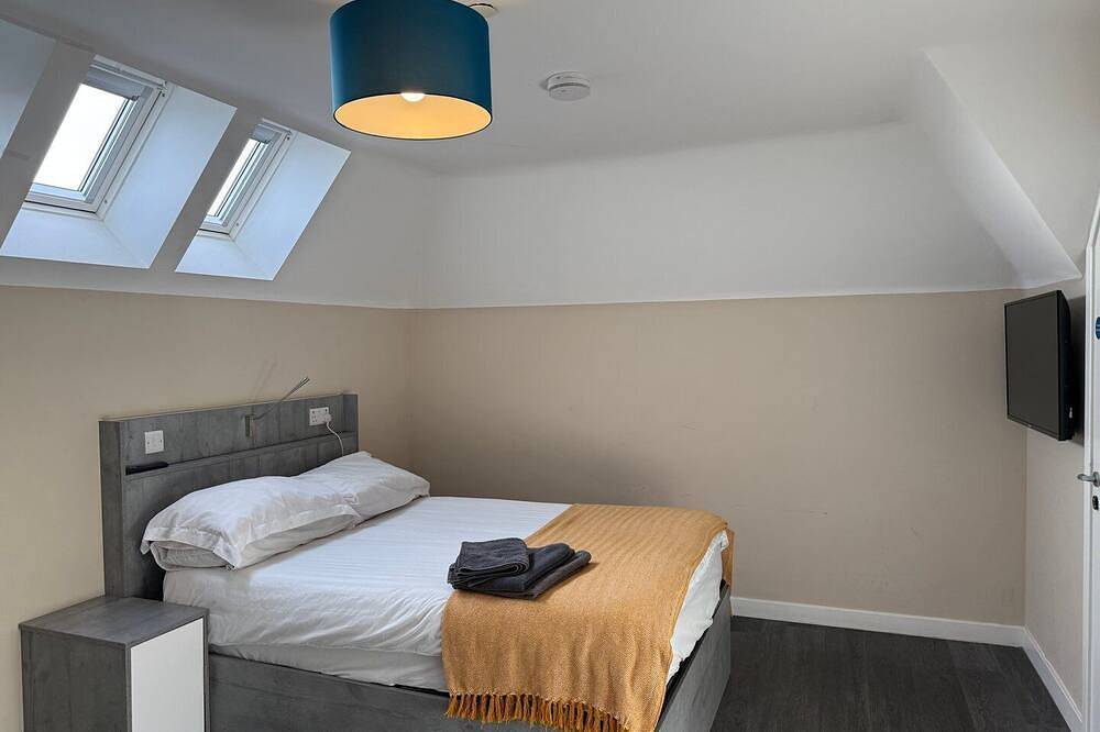 Ganze Wohnung, Spacious three bedroom Near Royal Holloway in Thorpe Park, Surrey