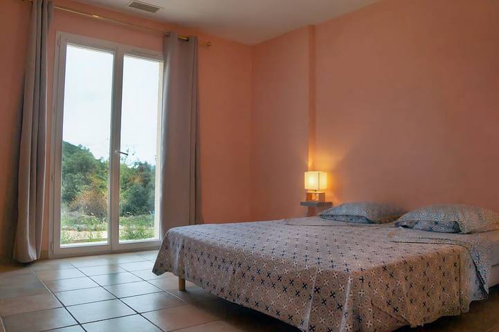 Location de vacances pour 14 personnes, avec jardin et terrasse, animaux acceptés à Saint-Jean-du-Pin - 2