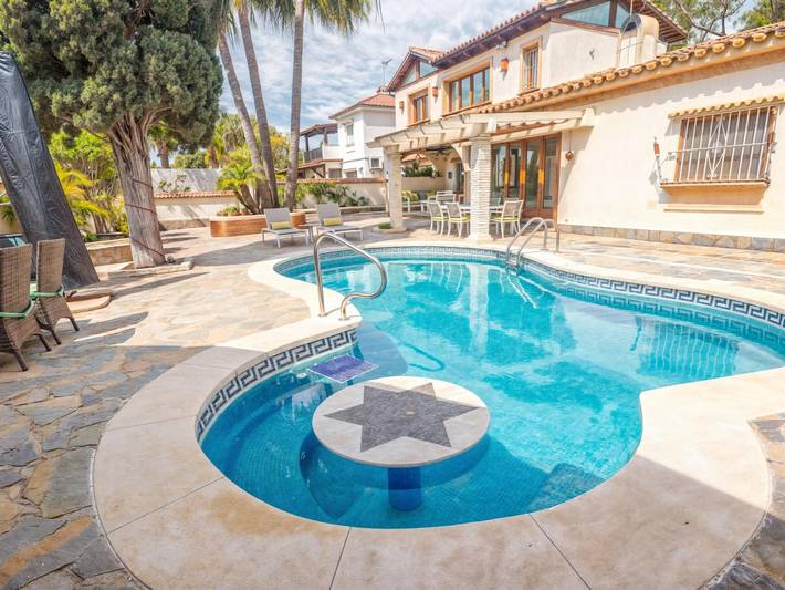 Finca voor 10 personen, with terras and whirlpool as well as tuin in Estepona
