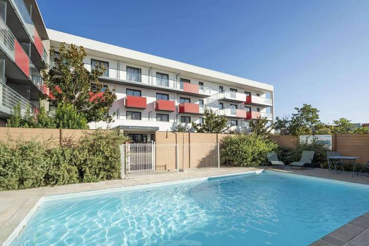Hôtel pour 4 personnes, avec Terrasse ainsi que Jardin et Piscine à Trignac