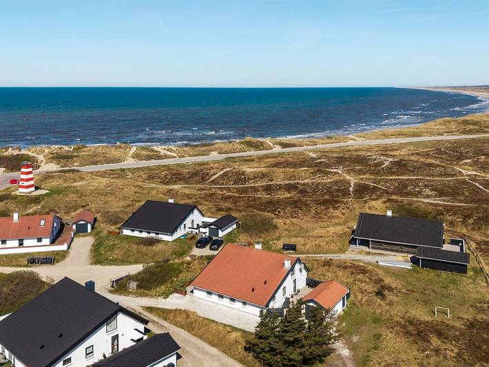 Ferienhaus für 10 Personen, mit Balkon und Whirlpool sowie Terrasse und Pool in Vorupør