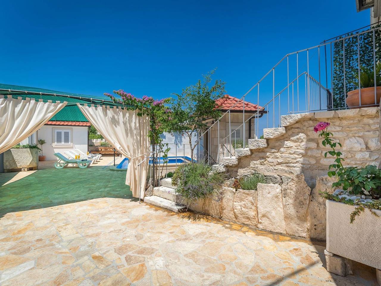Holiday home Škrika -Three Bedroom Home with heated Pool and Jacuzzi in Škrip, Brac