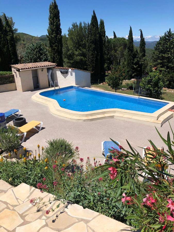 Location de vacances pour 2 personnes, avec Terrasse et Jardin ainsi que Piscine et Vue à Llauro