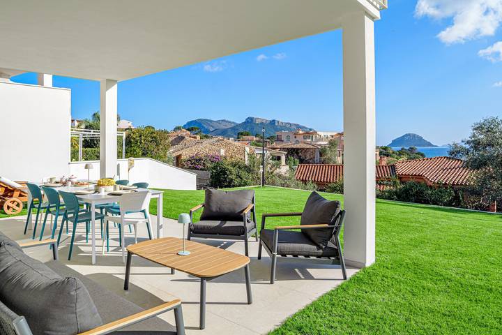 Appartamento intero, Appartamento 'Cala Sole Suite Apartment' con giardino, vista mare, Wi-Fi, aria condizionata in Spiaggia di Baia Caddinas, Golfo Aranci
