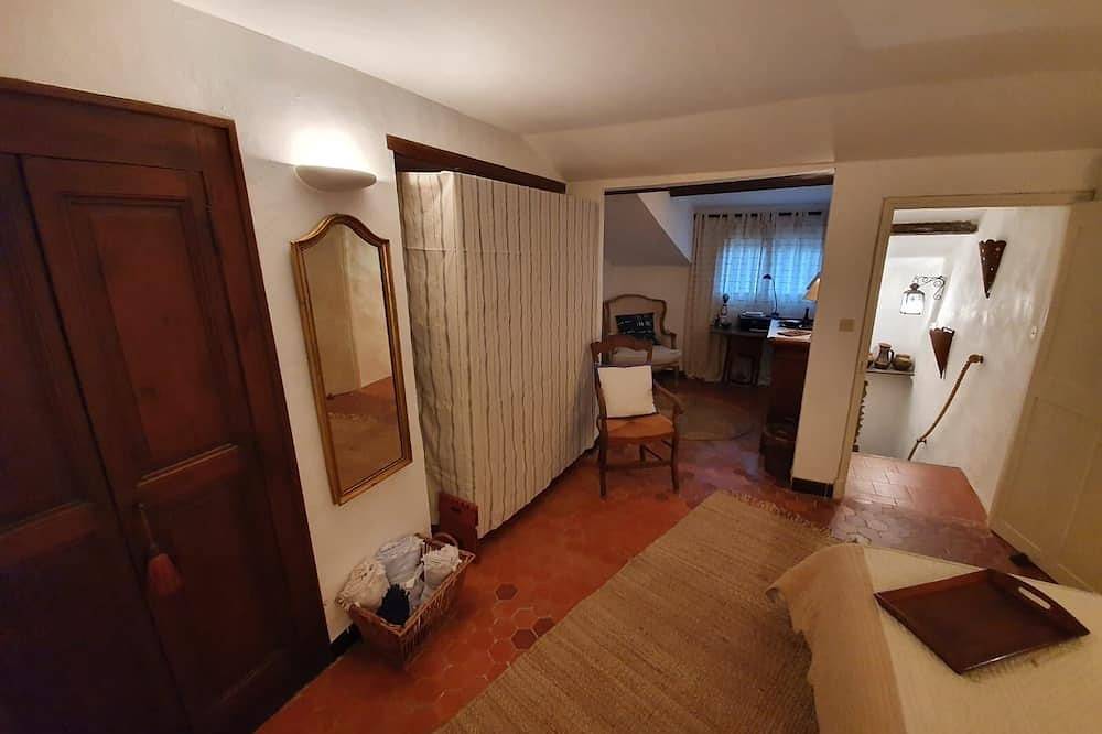 Charming Medieval Cottage in the Heart of Village in Bormes-les-Mimosas, Parc national de Port-Cros
