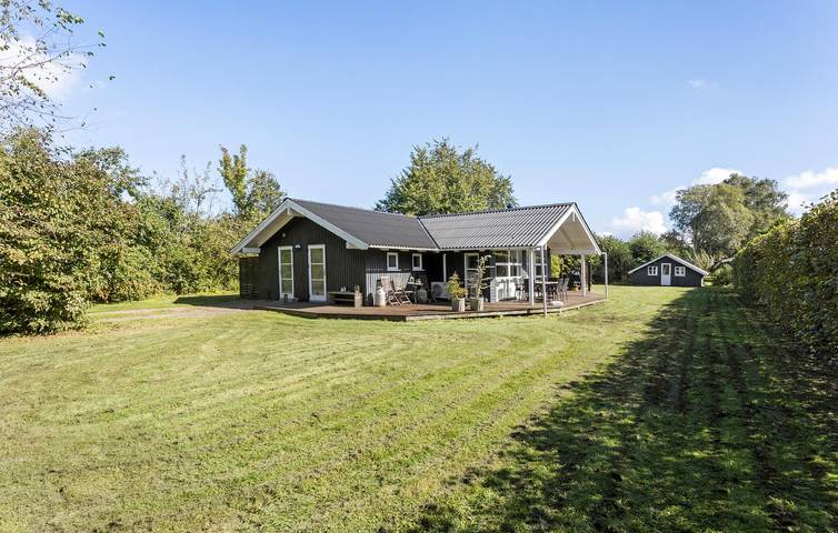 Ferieudlejning for 8 personer, med sauna og jacuzzi samt terrasse på Langeland