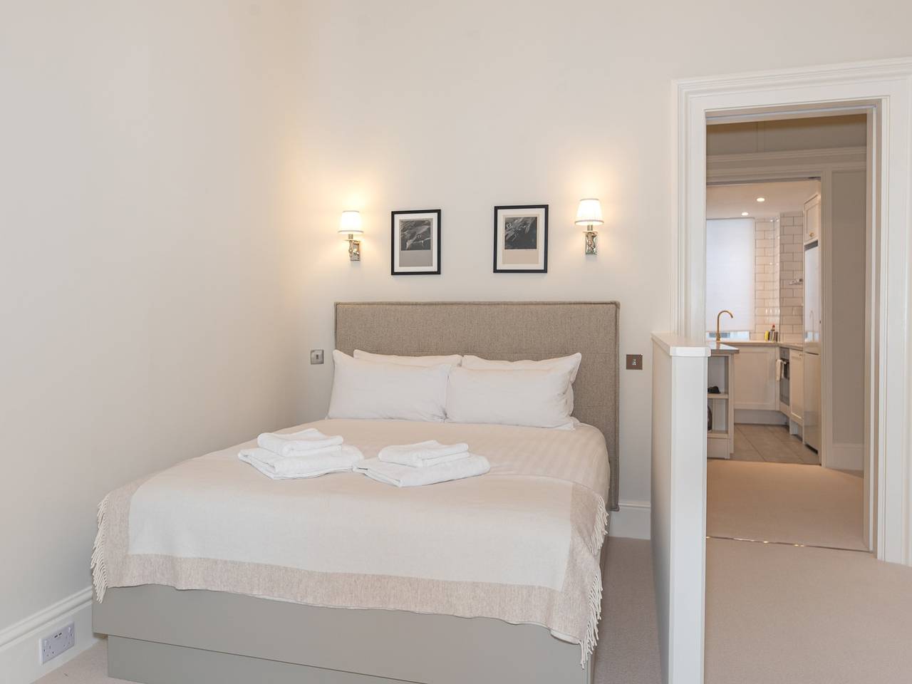 Entire apartment, Bright and Spacious Studio, Knightsbridge, London - Pass the Keys in London, South East England