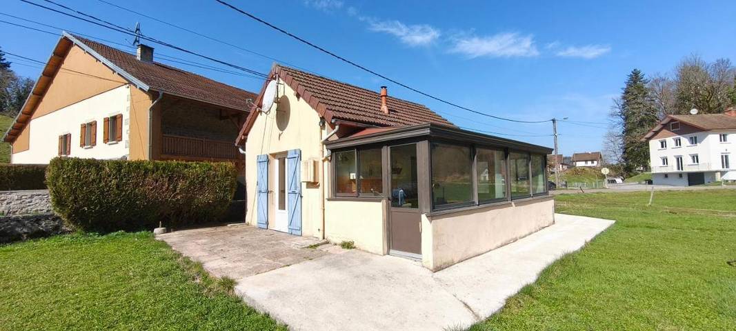 Location de vacances pour 3 personnes, avec terrasse ainsi que jardin et vue à Syam