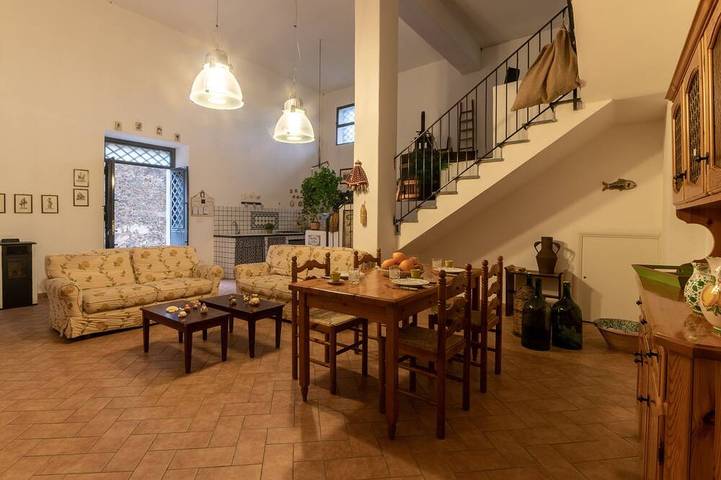Casa vacanza per 8 persone, con balcone e giardino a Belpasso