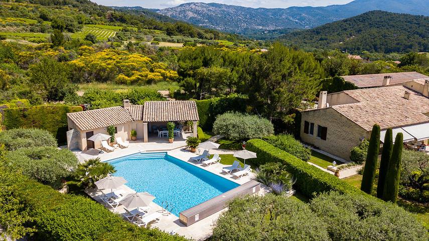Gîte pour 6 personnes, avec piscine ainsi que jardin et terrasse