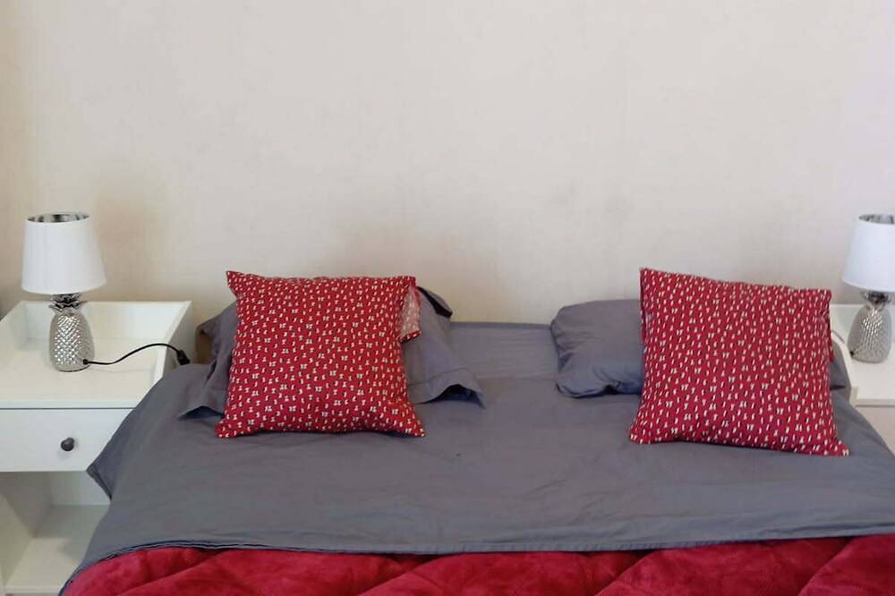 Separate bedroom and bathroom. Ideal for business trips in Bienheureux-Marcel-Callo-du-Plateau, Caen region