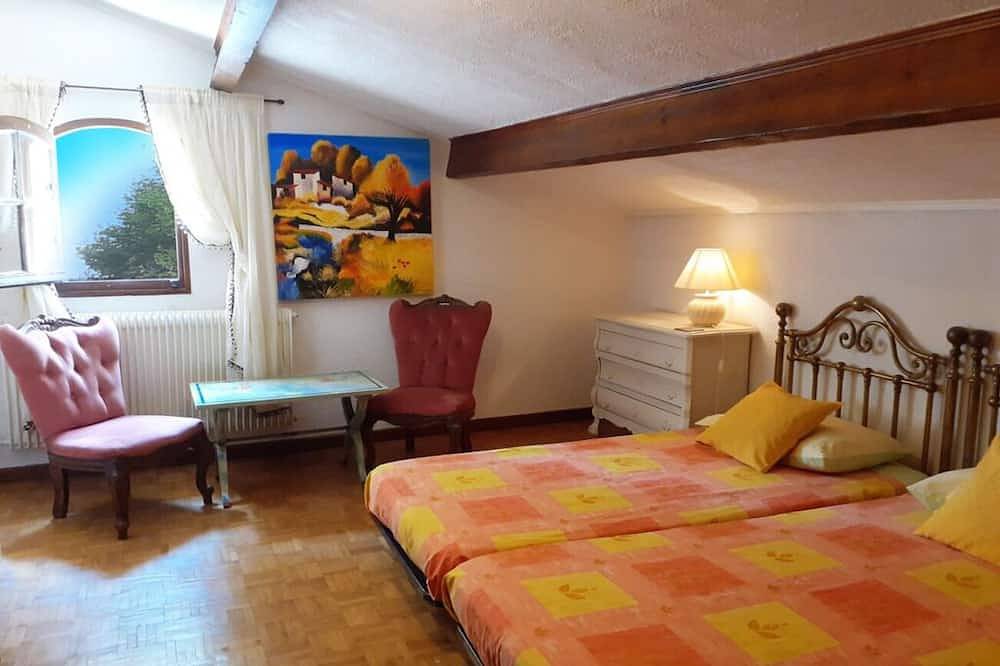 Unique hilltop villa in Provence, stunning private pool, 6+bdrms + optional gite in Beaucaire, Nimes region